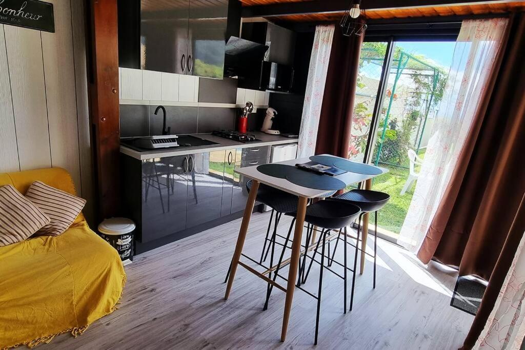 Bungalow Des Pensees Piscine Chauffee 28° Σαιν-Ντενί Εξωτερικό φωτογραφία