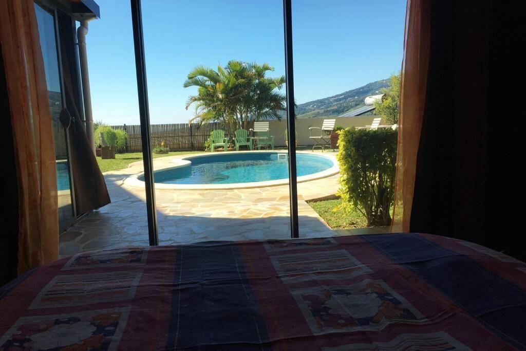 Bungalow Des Pensees Piscine Chauffee 28° Σαιν-Ντενί Εξωτερικό φωτογραφία